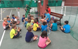 Entrainement des enfants de l'école de tennis