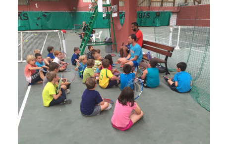 Entrainement des enfants de l'école de tennis